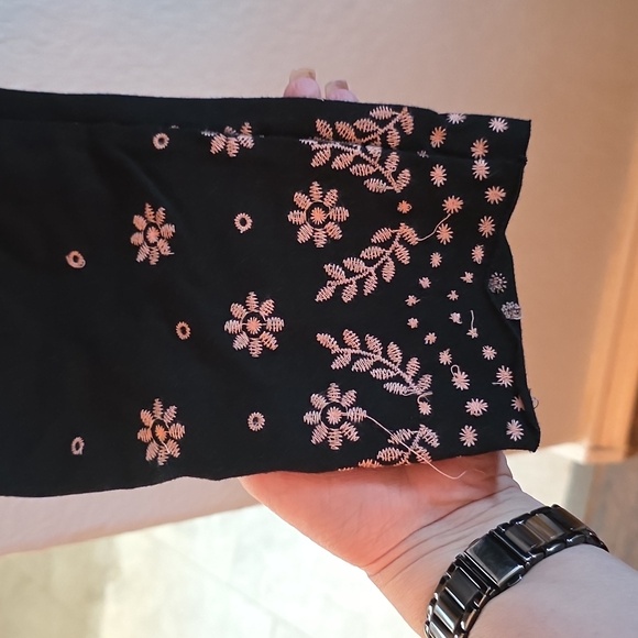 🖤🌸 Torrid Crop Premium Legging – Scallop Embroidery | Black | Size 2 (18/20) - Picture 5 of 9
